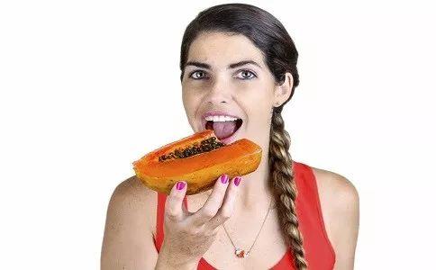 网图女吃瓜,女子吃瓜姿势引发网友热议，揭秘现代社交新现象